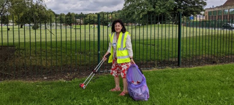 Councillor Elizabeth Nash litter picking Hunslet Lake Park in Hunslet Carr.